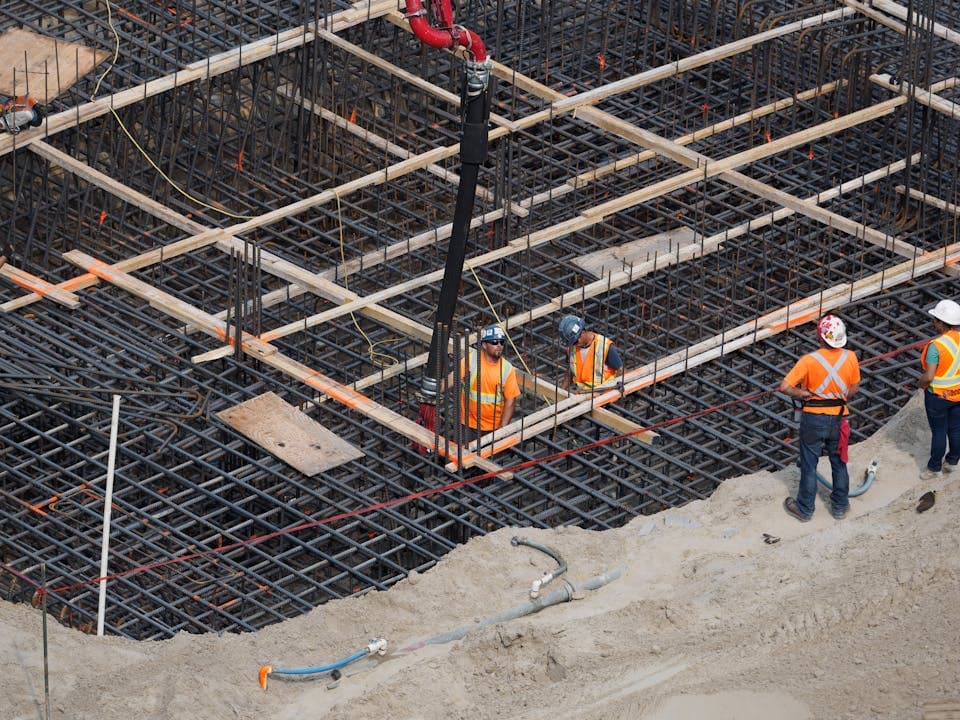 Bauteam erfasst Arbeitszeiten auf der Baustelle