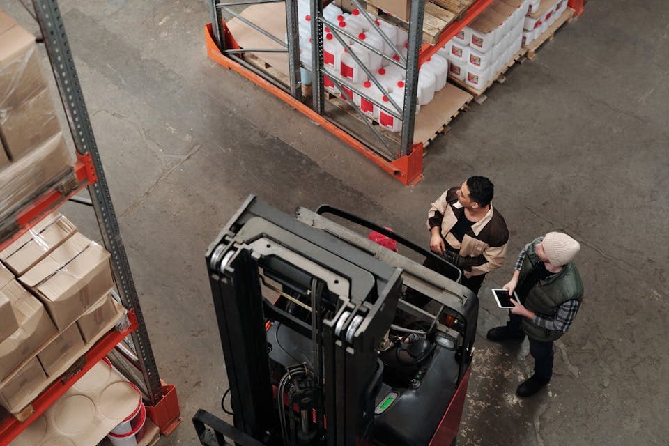 Lagerteam erfasst Zeit während der Logistikarbeit