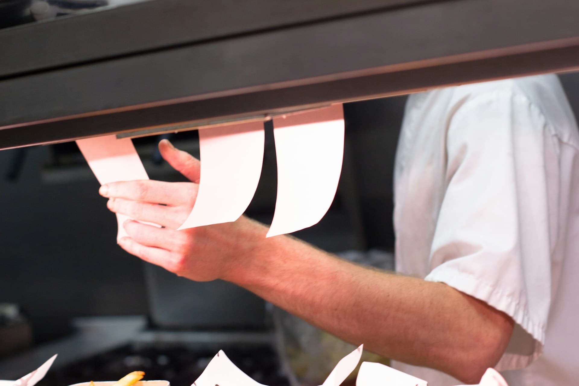 Restaurantteam nutzt Zeiterfassung während einer vollen Schicht